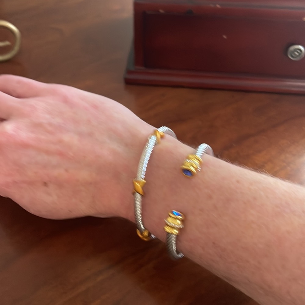 Cable bracelets - Picture 2 of 2